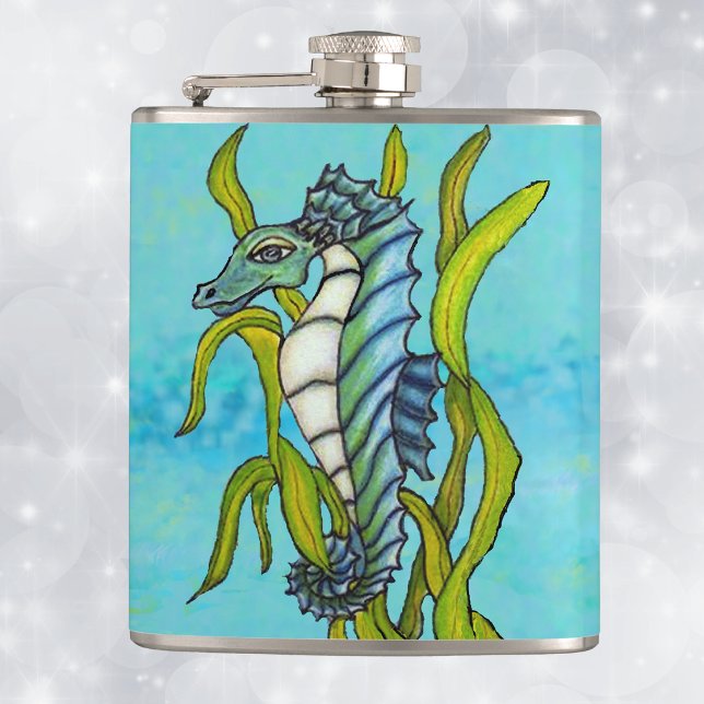 Fantasy Blue Sea Dragon Seepferd Seetang Flachmann (Fantasy aqua blue and white seahorse in green seaweed on shades of blue drinking flask.)