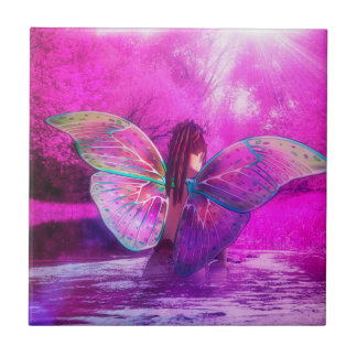 Fantasy-Fee im Fluss im lila Wald Fliese
