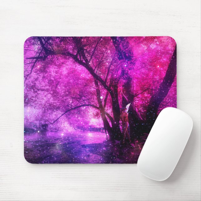 Fantasy Fee versteckt sich in einem rosa Wald nahe Mousepad (Mit Mouse)