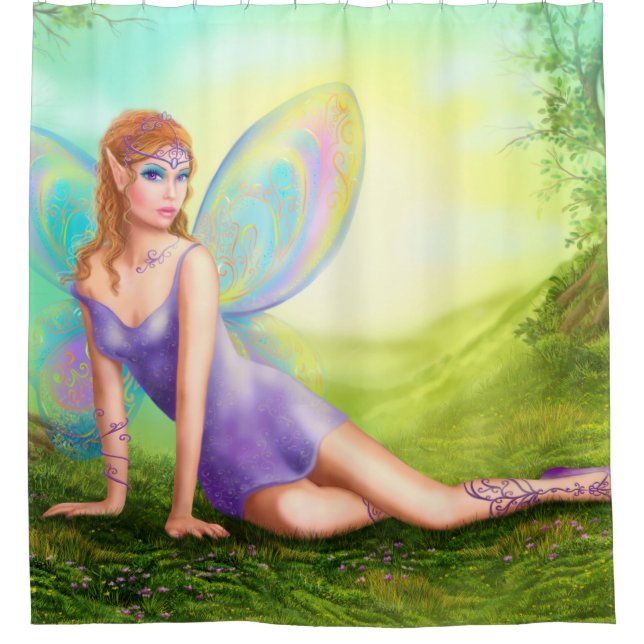 Fantasy Feenschmetterling sitzt auf Gras in Holz. Duschvorhang (Vorderseite)