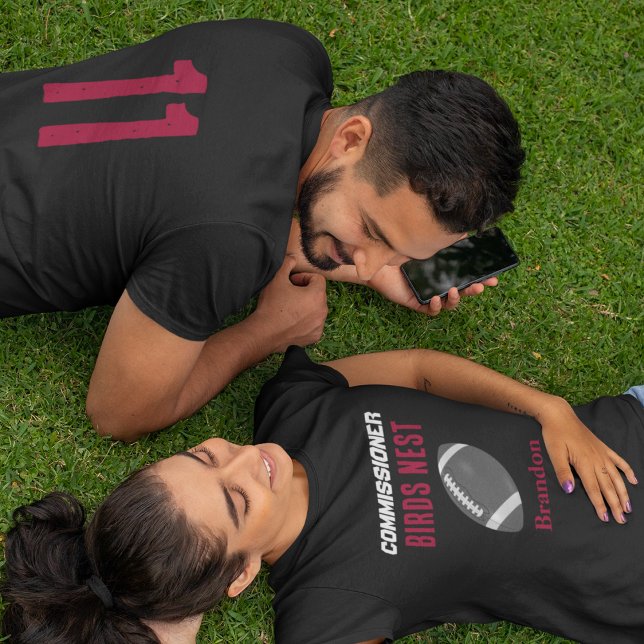 Fantasy Football/Backyard Bar Red Anpassbar T-Shirt (Von Creator hochgeladen)