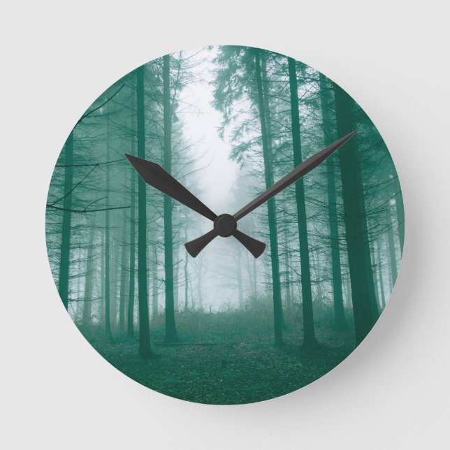 Fantasy forest with fog in Green Runde Wanduhr (Vorderseite)