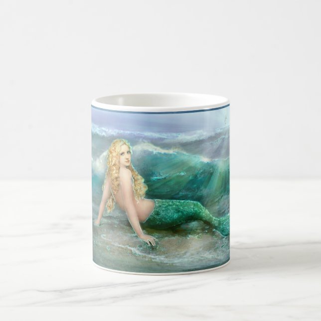 Fantasy Mermaid auf Shore mit Aqua Waves Tasse (Mittel)