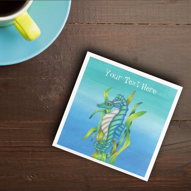 Fantasy Sea Dragon Aqua Blue in Seetang auf Blues Serviette (Fantasy sea dragon in aqua blue with horns green seaweed on blue paper party napkin.)