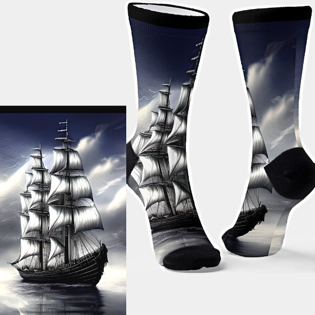 Fantasy Segelschiff unter grauen Himmelswolken Socken (Von Creator hochgeladen)