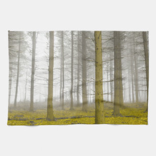 Fantasy-Wald mit Nebel und gelbem Blattwerk Geschirrtuch