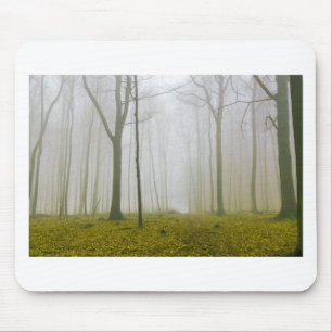 Fantasy-Wald mit Nebel und gelbem Blattwerk Mousepad