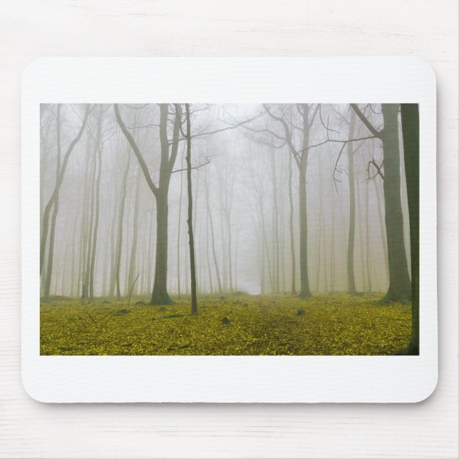 Fantasy-Wald mit Nebel und gelbem Blattwerk Mousepad (Vorne)
