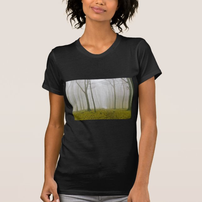 Fantasy-Wald mit Nebel und gelbem Blattwerk T-Shirt (Vorderseite)