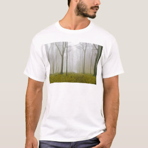 Fantasy-Wald mit Nebel und gelbem Blattwerk T-Shirt