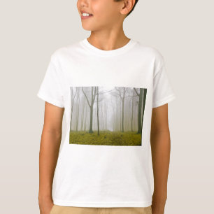 Fantasy-Wald mit Nebel und gelbem Blattwerk T-Shirt