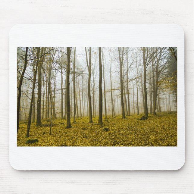Fantasy-Wald mit Nebel und gelben Blätter Mousepad (Vorne)
