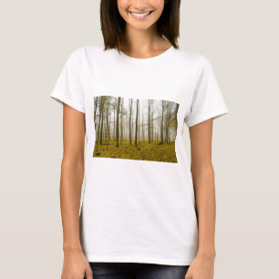 Fantasy-Wald mit Nebel und gelben Blätter T-Shirt