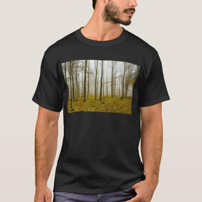 Fantasy-Wald mit Nebel und gelben Blätter T-Shirt (Vorderseite)
