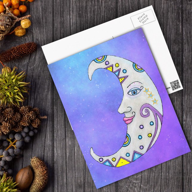 Fantasy White Crescent Moon farbige Markierungen Postkarte (Fancy fantasy white crescent moon colourful decorations with pretty face on purple sky postcard.)