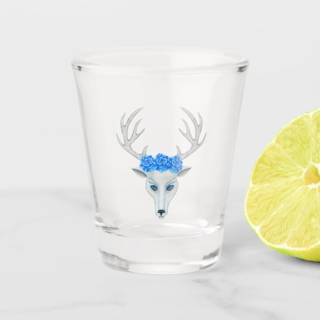 Fantasy White Head of Deer Antlers Blue Eyes Rose Schnapsglas (Vorderseite)