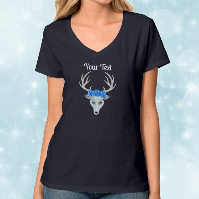 Fantasy white Headz mit Antlers Blue Rose T-Shirt (Fantasy white deer head antlers wearing crown of blue roses on woman's tee shirt.)