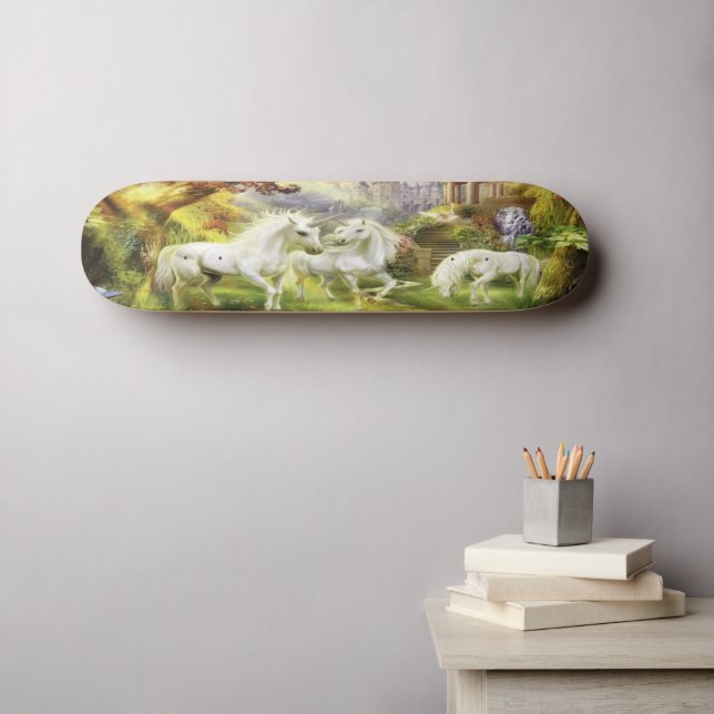Fantasy White Unicorns in Field Skateboard (Wandkunst (Horz))