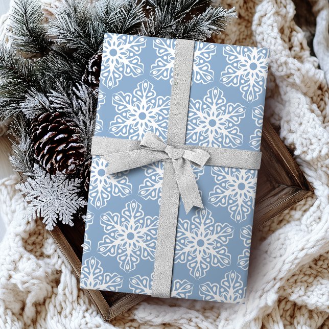 Farbbearbeitbare blaue und weiße Schneeflocken Wei Geschenkpapier (Color Editable Blue and White Snowflakes Christmas Wrapping Paper)