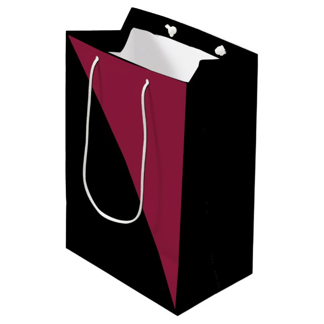 Farbblock-Geschenktasche (schwarz & Berry rot) Mittlere Geschenktüte (Vorderseite Schrägansicht)
