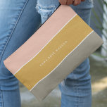 Farbblock Pink Gold Grau Streifen Monogramm Zubehörtasche<br><div class="desc">Stilvolles Farbgebälk mit 3 horizontalen Streifen in Rosa,  Senfgold und Grau in modernem minimalistischem Design. Der Text kann einfach mit Ihrem Namen für das perfekt personalisierte Geschenk- oder Zuhause-Büroaccessoire angepasst werden!</div>