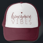 Farbeditierbare Flitterwochenvibes Truckerkappe<br><div class="desc">Niedliche Personalisierte Flitterwochen sorgen für Brauthut für neue Braut. Um die Farbe des Skripts für "Flitterwochen" anzupassen: Wählen Sie unter "Diese Vorlage personalisieren" die Option "Klicken Sie,  um weiter anzupassen",  und ändern Sie dann die Hintergrundfarbe,  wie Sie möchten.</div>