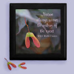 Farben des Nature Zitats Fotografischer Sake Erinnerungskiste<br><div class="desc">In dieser Holzwurtenbox sind die Worte von Ralph Waldo Emerson zu finden: "Die Natur trägt immer die Farben des Geistes." Diese Schachtel ist natürlich schön und enthält Schätze und Pflaster, Schreibtischbedarf oder Schmuck. Die Farben der Natur werden in der Fotografie eines sanften und subtilen grünen, lila- und orangefarbenen Laubes eines...</div>