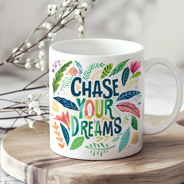 Farbenfroh botanisch "Jagen Sie Ihre Träume" Kaffeetasse (Colorful Botanical "Chase Your Dreams" Coffee Mug on a boho kitchen table.)