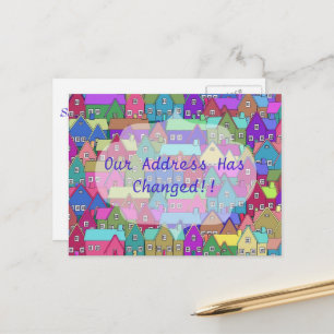 Farbenfroh viele Häuser Änderung der Adresse Postk Ankündigungspostkarte