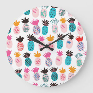 Farbenfrohe Ananas-Blätter, tropisches Doodle. Große Wanduhr