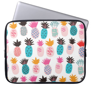 Farbenfrohe Ananas-Blätter, tropisches Doodle. Laptopschutzhülle