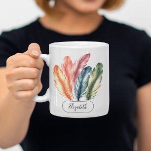 Farbenfrohe Aquarellfarben Federn schwarzer Skript Kaffeetasse