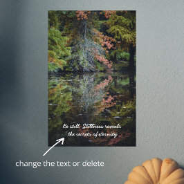 Farbenfrohe Bäume, die auf das ruhige Wasser refle Poster
