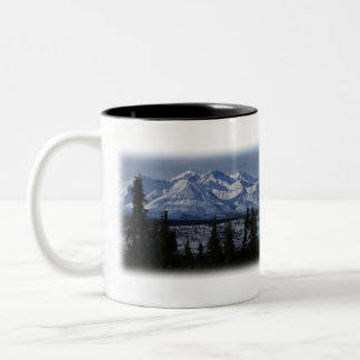 farbenfrohe Bergschneeszene Zweifarbige Tasse