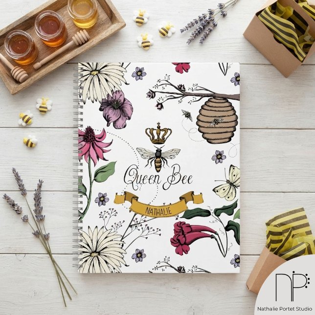Farbenfrohe Black & Gold Queen Bee, Crown & Scroll Notizbuch (Hand-drawn vintage queen bee royal gold crown white background custom name notebook journal)