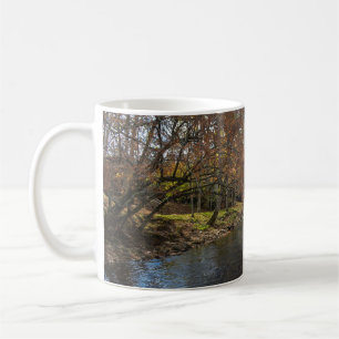 Farbenfrohe Blätter fallen Reflektionen über den H Kaffeetasse