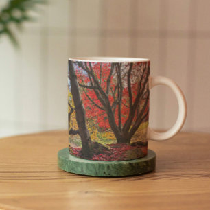 Farbenfrohe Blätter und Bäume im Herbst Landschaft Kaffeetasse