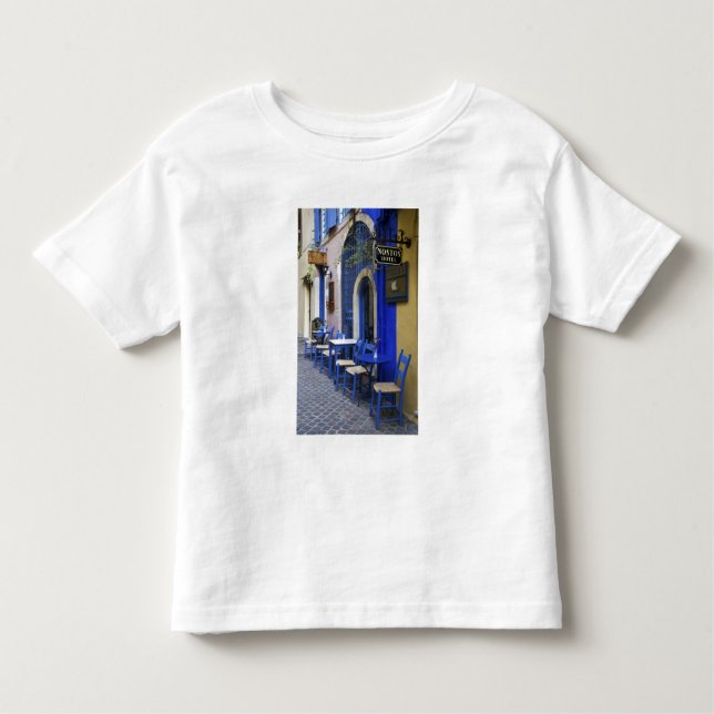 Farbenfrohe blaue Türe und Platz zum alten Hotel i Kleinkind T-shirt (Vorderseite)