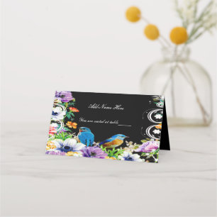 Farbenfrohe Blauvögel und botanischer Blumentisch Platzkarte