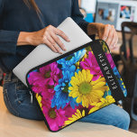 Farbenfrohe Blume, Daisis, Boho, Ihr Name Laptopschutzhülle<br><div class="desc">Elegantes,  stilvolles und raffiniertes Foto mit blauen,  gelben und rosa Daisy-Blume. Modernes und trendiges Geschenk,  perfekt für den Blumendesigner in Ihrem Leben. Personalisieren Sie diese durch Hinzufügen von Namen,  Spitznamen,  Monogramm oder Initialen.</div>