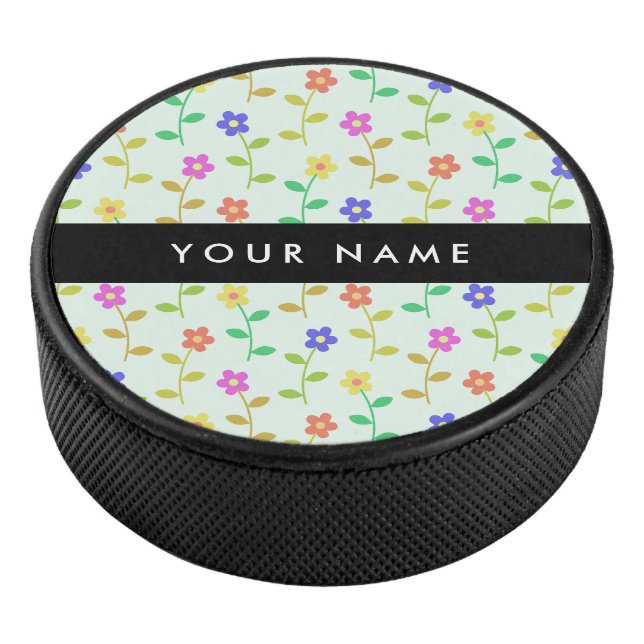 Farbenfrohe Blume, hellgrüner Hintergrund, schwarz Eishockey Puck (3/4)