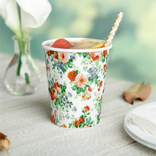 Farbenfrohe Blumen und rosa und rote Rosen Pappbecher