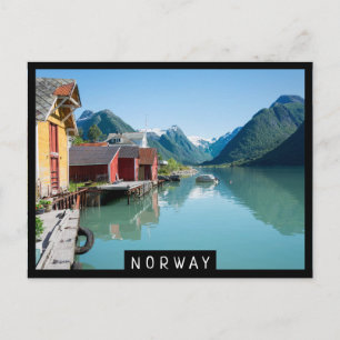 Farbenfrohe Boathos und ein Fjord in Norwegen Postkarte