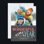 Farbenfrohe Chalkboard Holiday Foto Card Feiertagskarte<br><div class="desc">"ES IST DIE WUNDERSCHÖNSTE ZEIT DES JAHRES" — Frische Weihnachtsgrüße mit Foto auf trendigen Flachkarten. Moderne Vintage Chalkboard-Schriftzüge in nicht-religiösen Korallenfarben, Blau und Weiß mit trendiger Retro-Deko-Typografie. Fügen Sie Ihr Lieblings-Foto oder das erste Urlaubsbild Ihres Babys hinzu und passen Sie den Text an. Helle und fröhliche, klassisch zeitgenössische Art, um...</div>