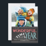 Farbenfrohe Chalkboard Holiday Foto Card Feiertagskarte<br><div class="desc">"ES IST DIE WUNDERSCHÖNSTE ZEIT DES JAHRES" — Frische Weihnachtsgrüße mit Foto auf trendigen Flachkarten. Moderne Vintage Chalkboard-Schriftzüge in nicht-religiösen Korallenfarben, Blau und Weiß mit trendiger Retro-Deko-Typografie. Fügen Sie Ihr Lieblings-Foto oder das erste Urlaubsbild Ihres Babys hinzu und passen Sie den Text an. Helle und fröhliche, klassisch zeitgenössische Art, um...</div>