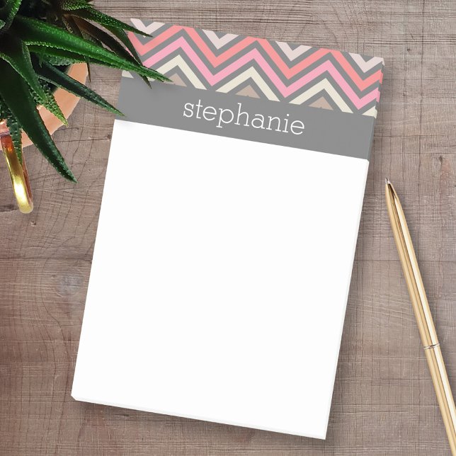 Farbenfrohe Chevrons Pink Coral Gray Individuelle  Post-it Klebezettel (Custom Post-it Note Pads - Add your name and other text)