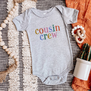 Farbenfrohe Cousin Crew passt zur Familie Baby Strampler