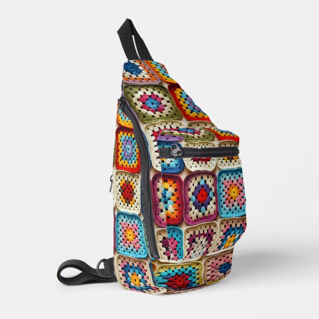Farbenfrohe Crocheted Granny Square Quilt Crossbody Bag (Linke Seite)