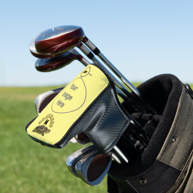 Farbenfrohe Cumberland Slide Turtle Monogram Golf Headcover (In Situ)