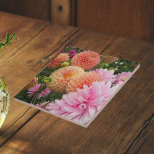 Farbenfrohe Dahlia Gartenanlage Fliese